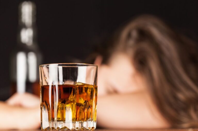 Czy hipnoza jest skuteczna w leczeniu alkoholizmu?