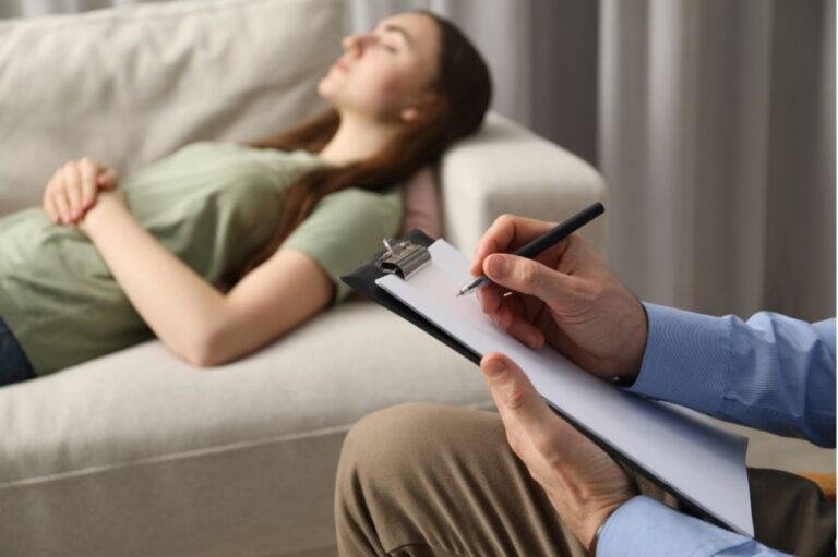 Ile trwa sesja hipnozy? Etapy i przebieg hipnoterapii krok po kroku