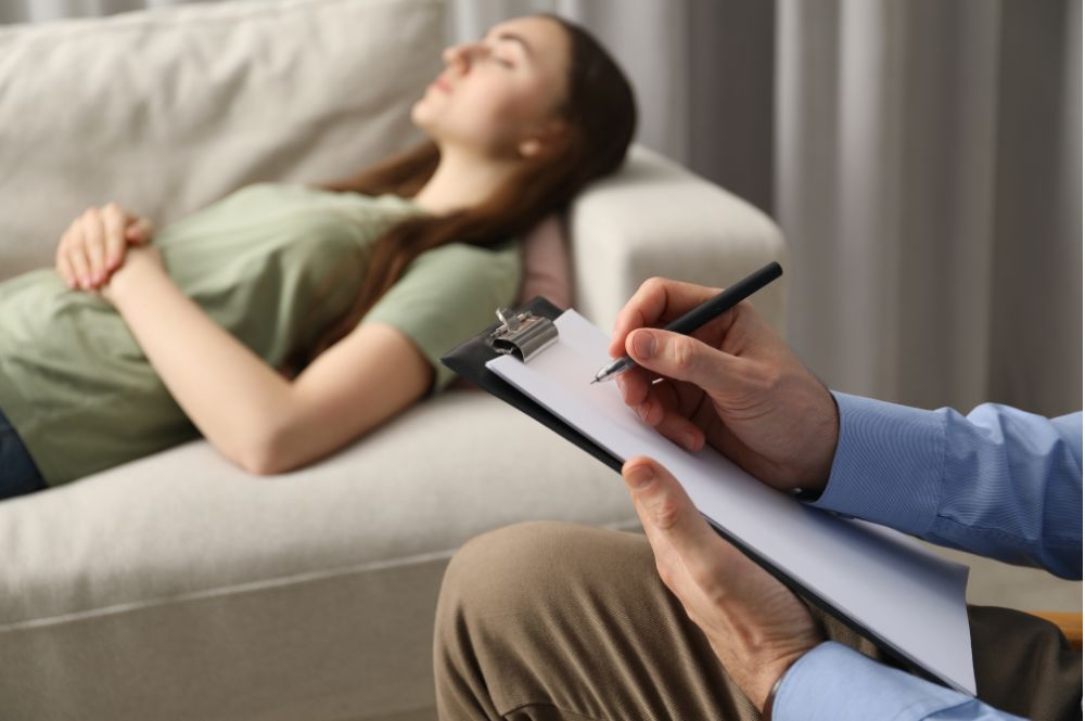 Ile trwa sesja hipnozy? Etapy i przebieg hipnoterapii krok po kroku