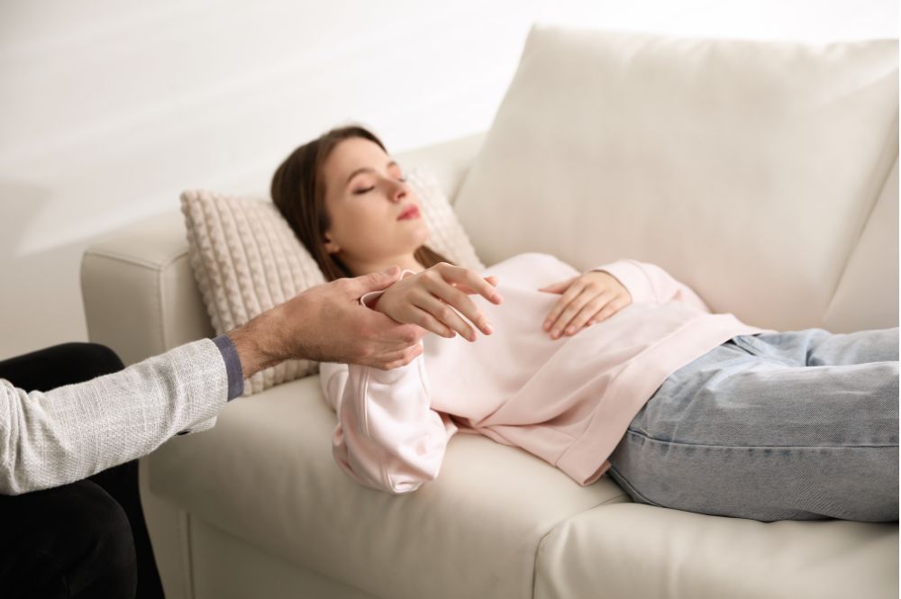 Hipnoza terapeutyczna – dla kogo jest wskazana i kto może z niej skorzystać