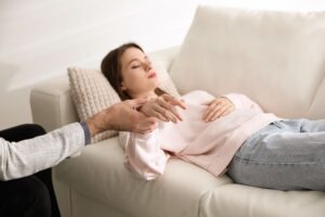 Jak hipnoza wspomaga proces zmiany nawyków w pracy i życiu codziennym